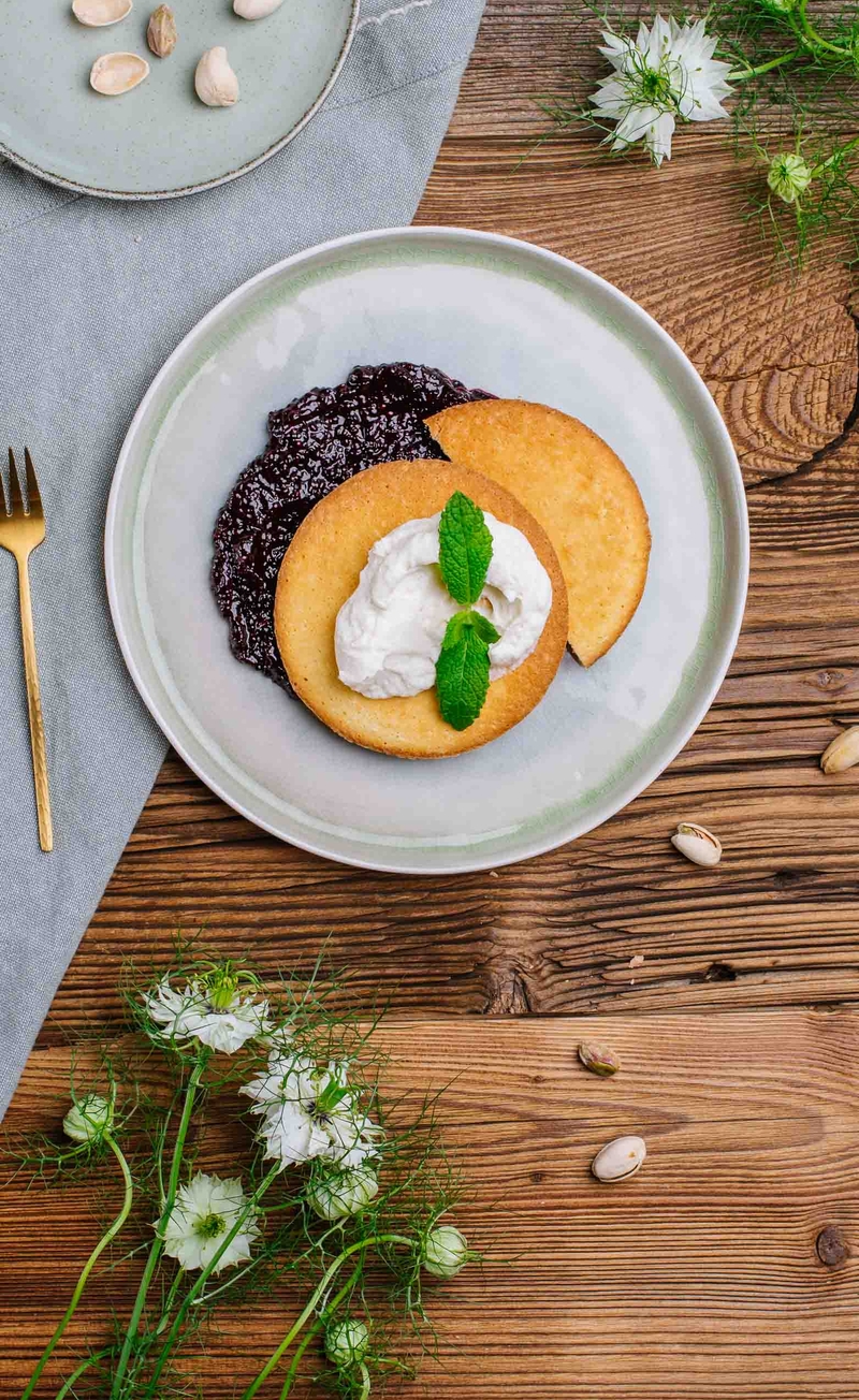 Kokosowe keto pancakes, krem pistacjowy, jagodowy chutney chia