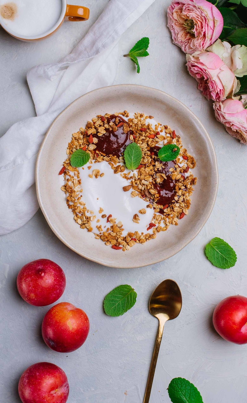 Granola z jagodami goji i orzechami, jogurt kokosowy, mus śliwkowy