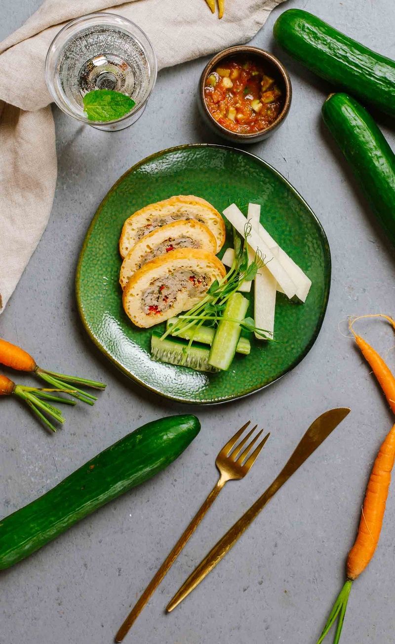 Keto rolada serowa z mięsem mielonym, salsa pomidorowa z awokado, świeże warzywa