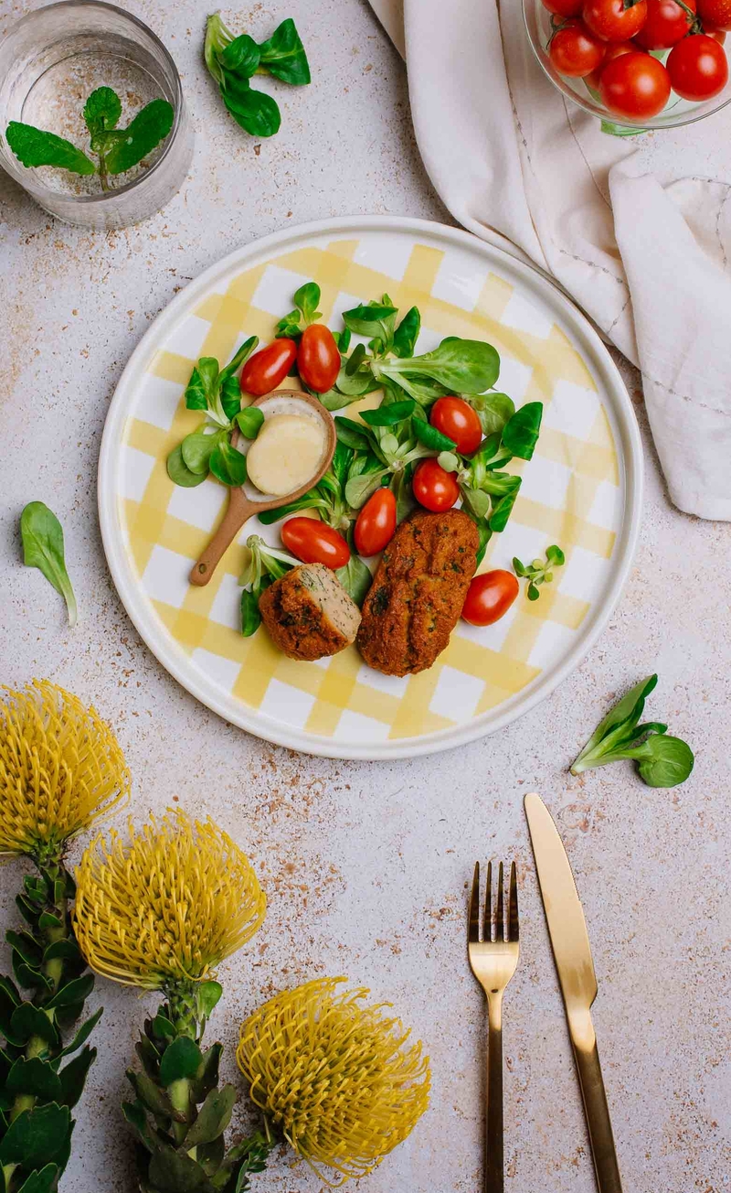 Keto chlebki z ricotty ze świeżymi ziołami, masełko czosnkowe, świeże warzywa