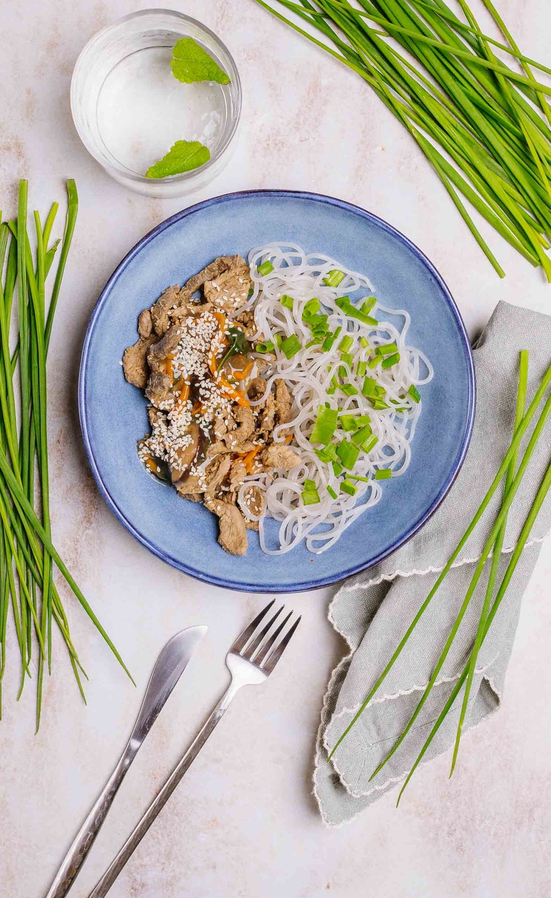Japchae czyli makaron z batatów z wołowiną, shitake, marchewką i szpinakiem w sosie sojowym