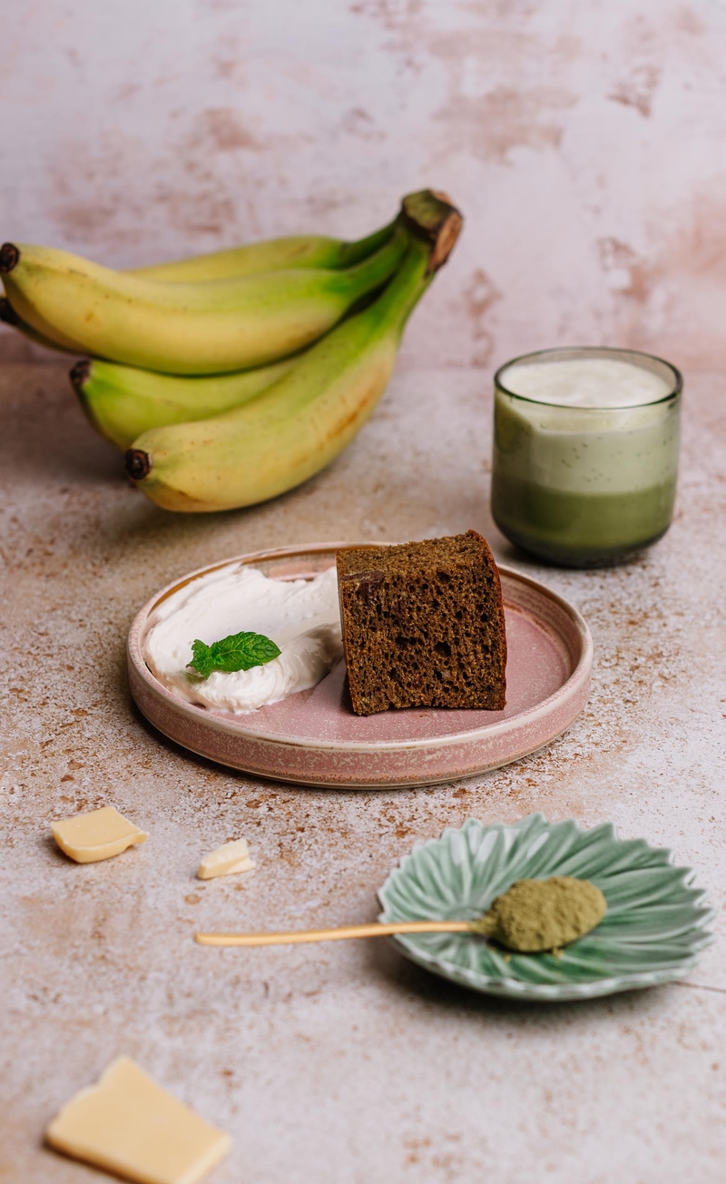Proteinowy chlebek bananowy matcha, krem z białą czekoladą