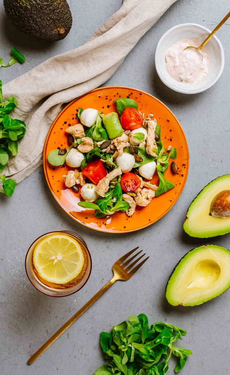 Keto sałatka z kurczakiem, mozzarellą, awokado, prażonymi nasionami, sos 1000 wysp