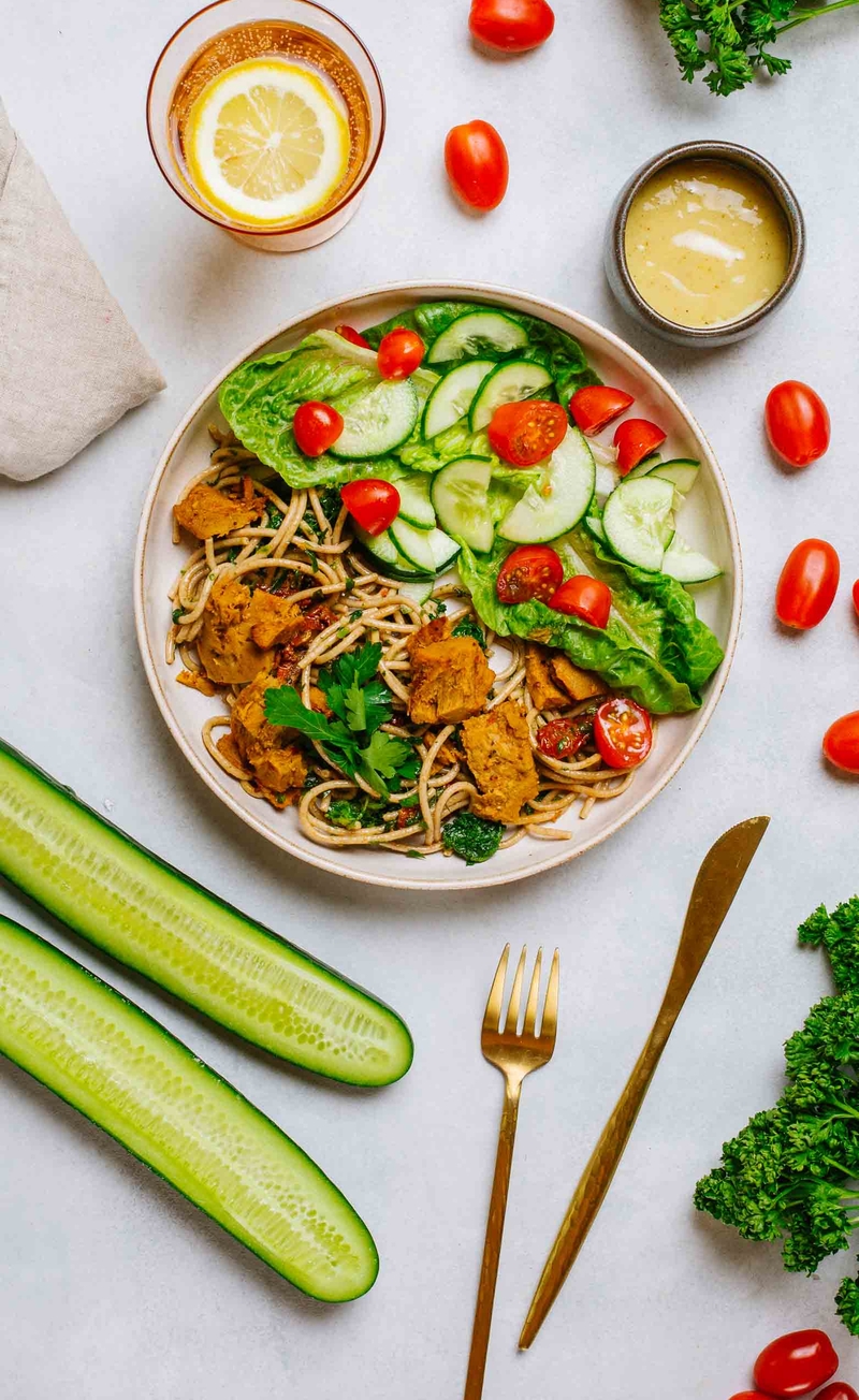 Wegański kurczak hot chili na spaghetti aglio olio z natką pietruszki, sałatka z sosem winegret