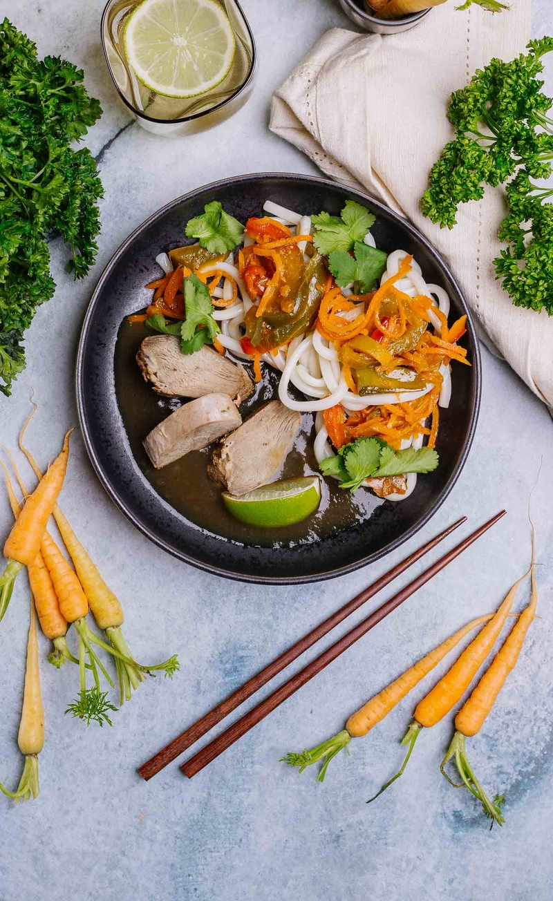Plastry kaczki po pekińsku z limonką i kolendrą, stir fry, makaron udon