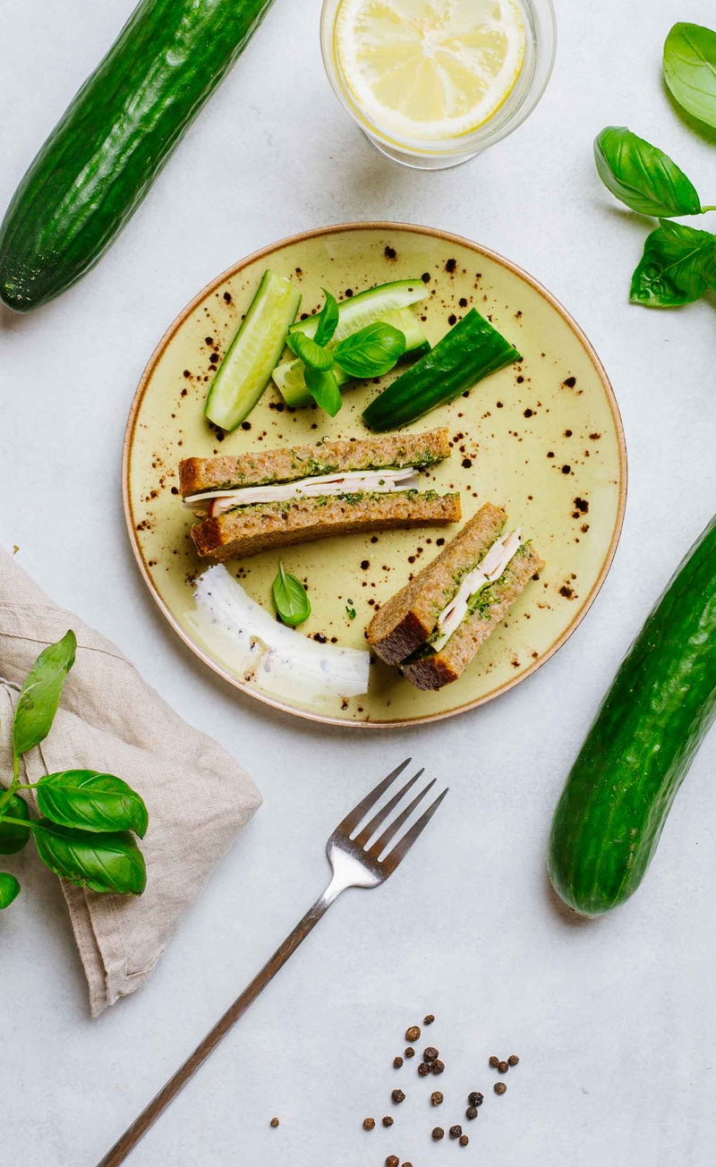Kanapka razowa z pesto bazyliowym, szynką z indyka i serem Mazdamer, ogórek
