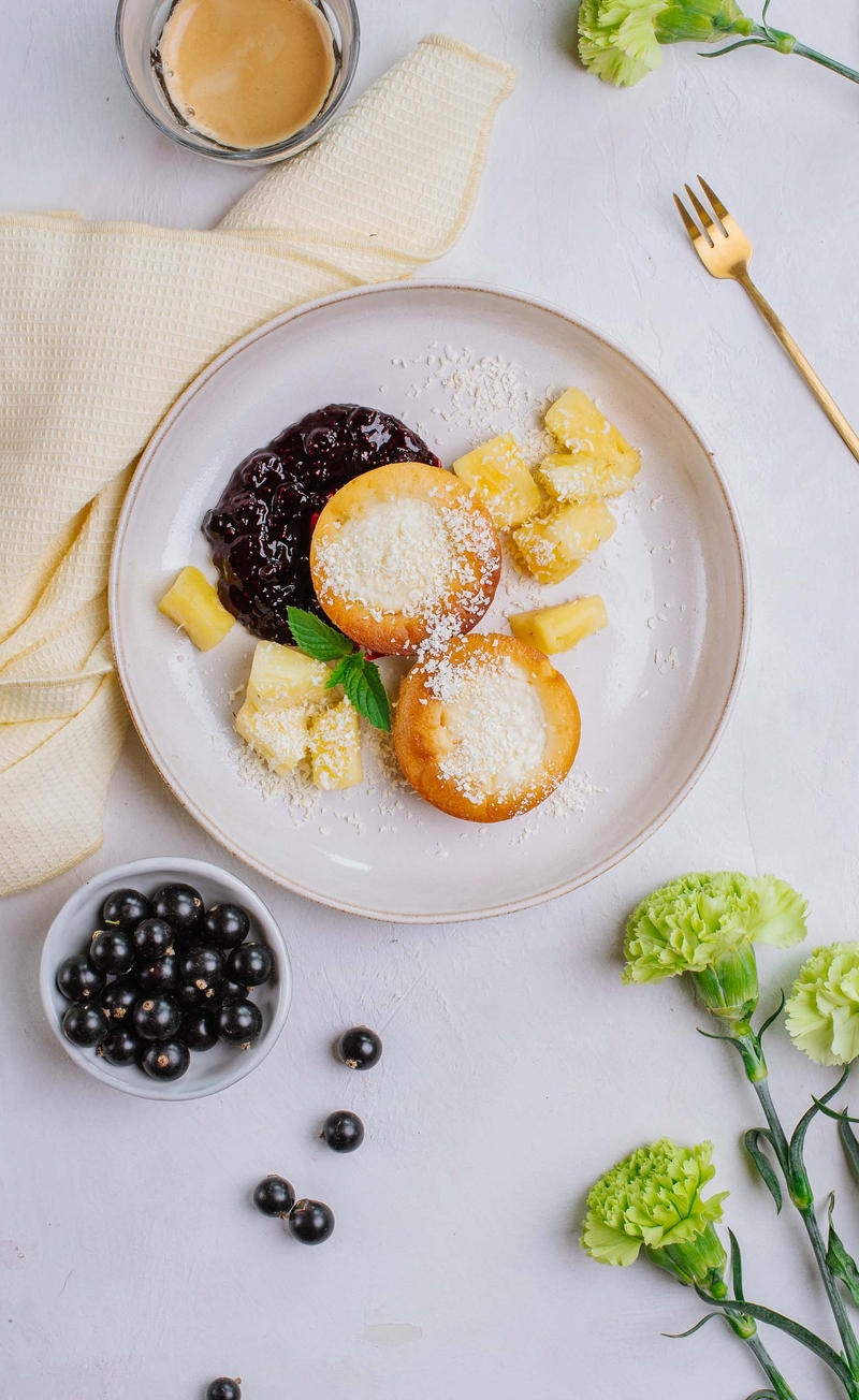 Muffinki waniliowe z twarożkiem z białą czekoladą, konfitura z czarnej porzeczki, ananas