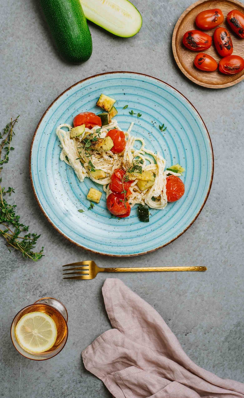 Cacio e pepe z cukinią i świeżym makaronem, pieczone pomidorki daktylowe z miodem i tymiankiem