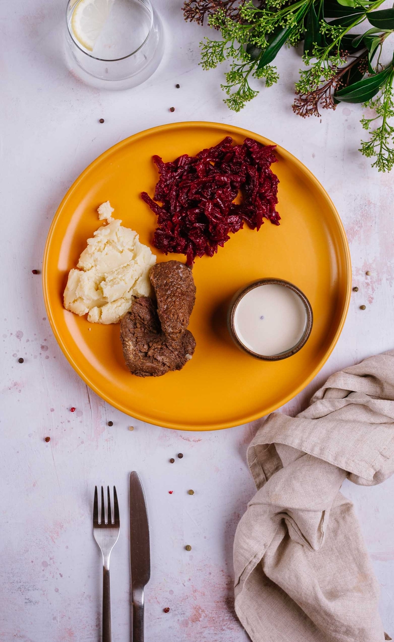 Bitki wołowe w sosie z zielonego pieprzu, puree ziemniaczane, surówka buraczkowa