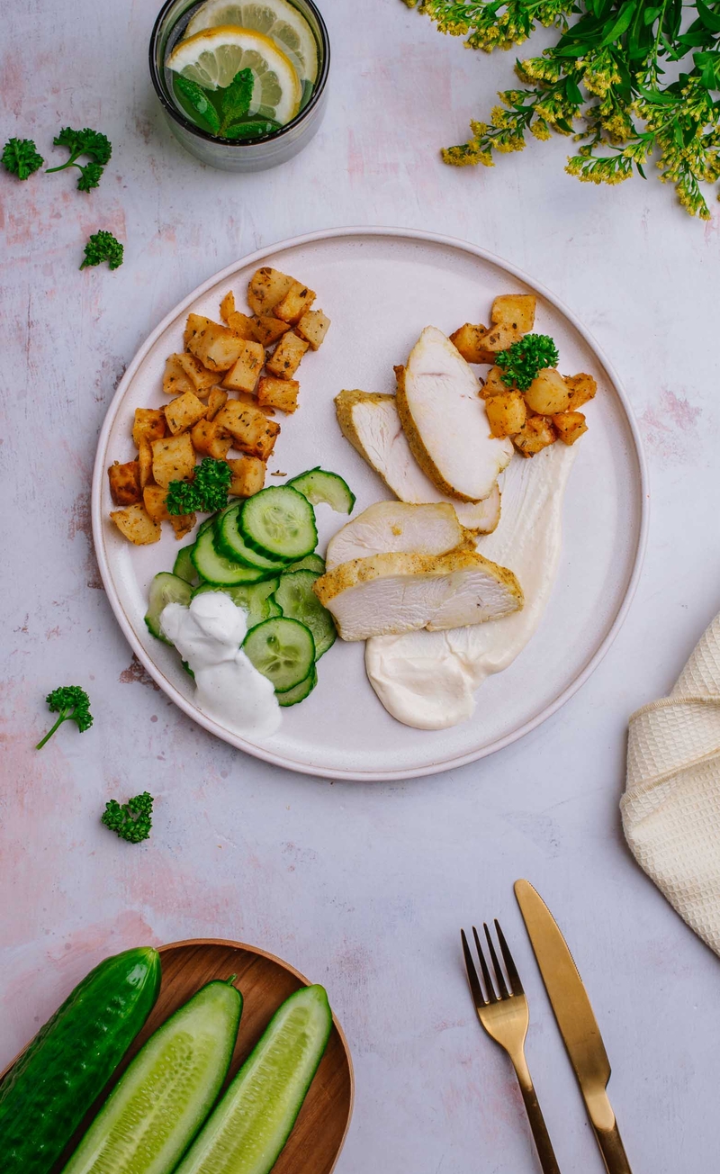 Złocista pierś z kurczaka, pieczone ziemniaki, sos aioli, mizeria
