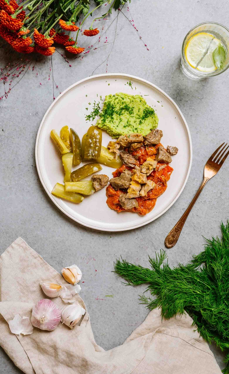 Keto ragout wieprzowo-wołowe, puree z pietruszki i zielonego groszku, ogórek kiszony