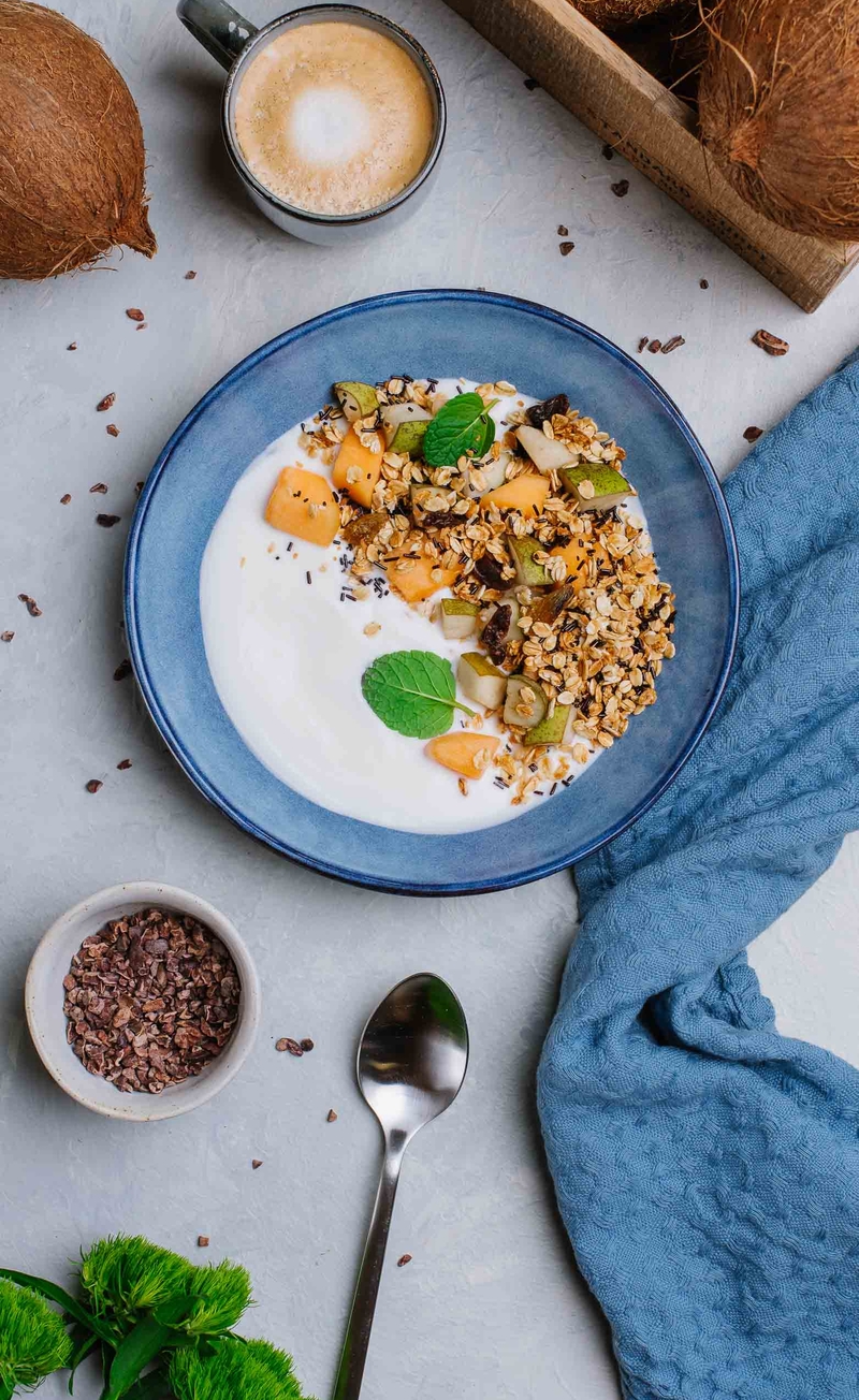 Granola czekoladowo-kokosowa, jogurt naturalny, gruszka, melon