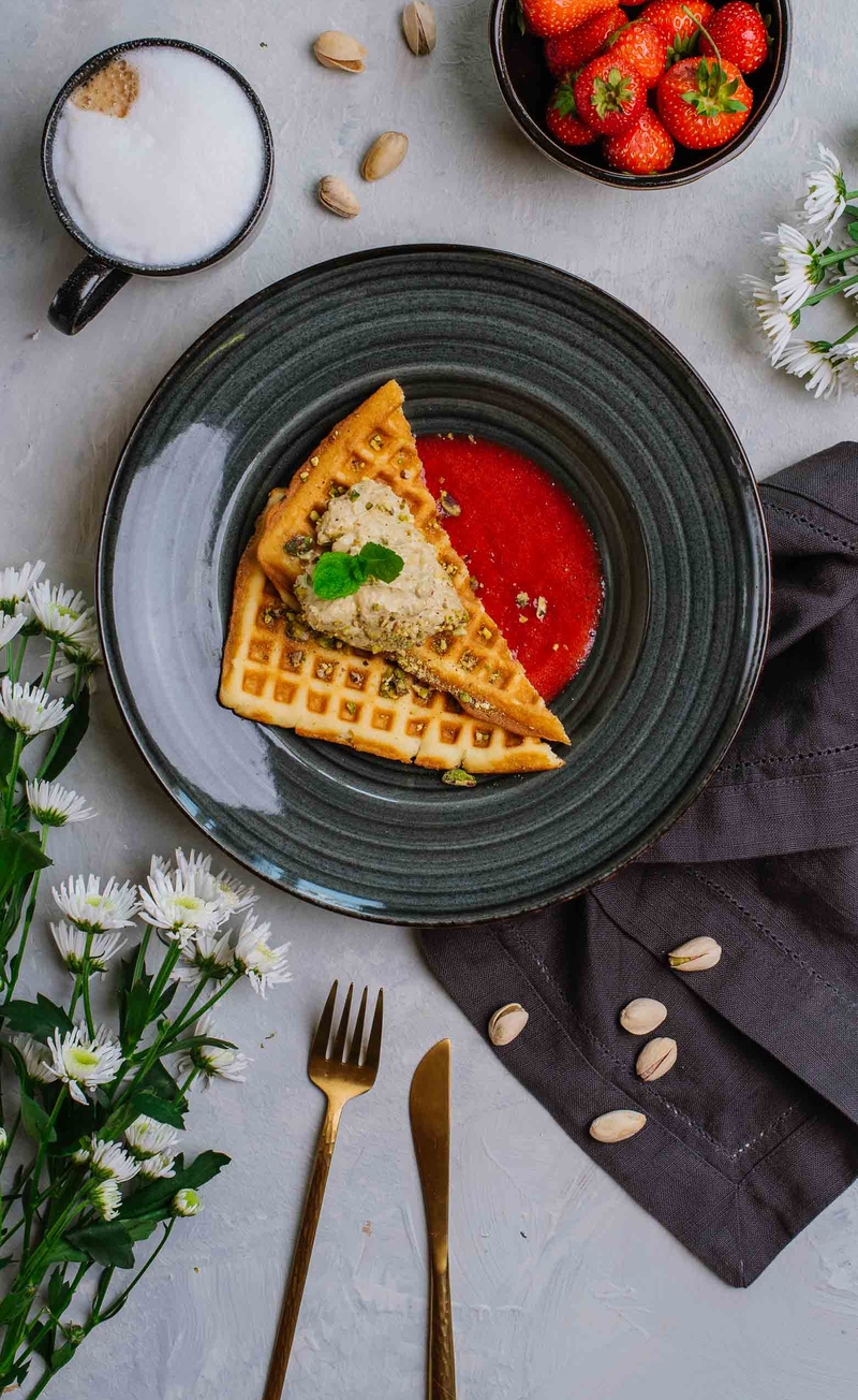 Keto gofry na mące kokosowej, pistacjowe mascarpone, mus truskawkowy