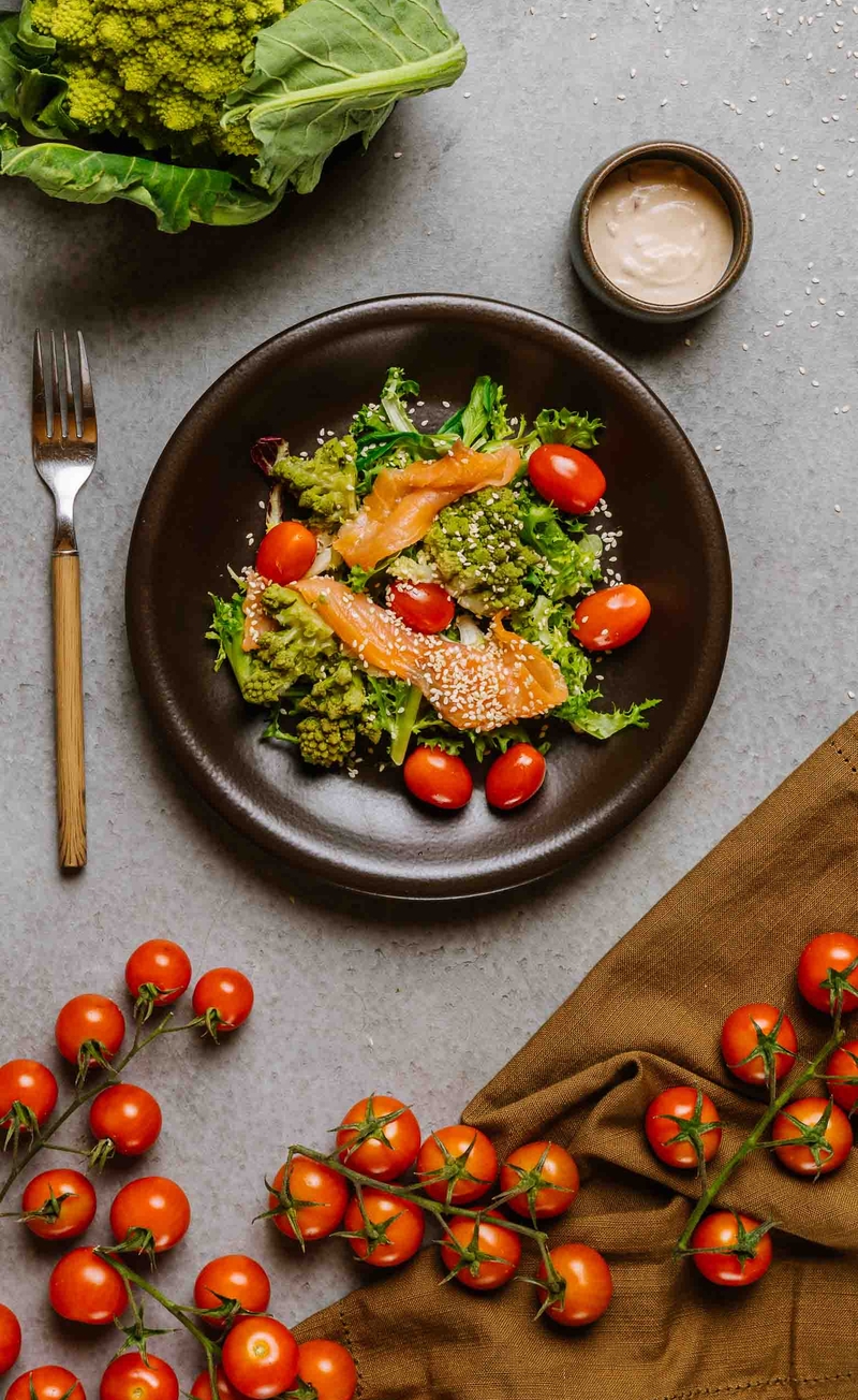 Mix sałat z kalafiorem romanesco, łososiem, pomidorkami i sezamem, keto sambal mayo