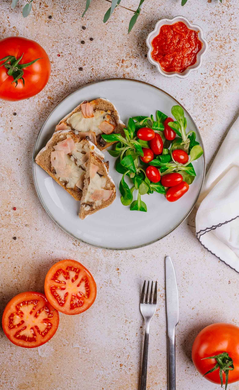 Zapiekanki żytnie z pieczarkami, szynką i mozzarellą, ketchup bez cukru, świeże warzywa