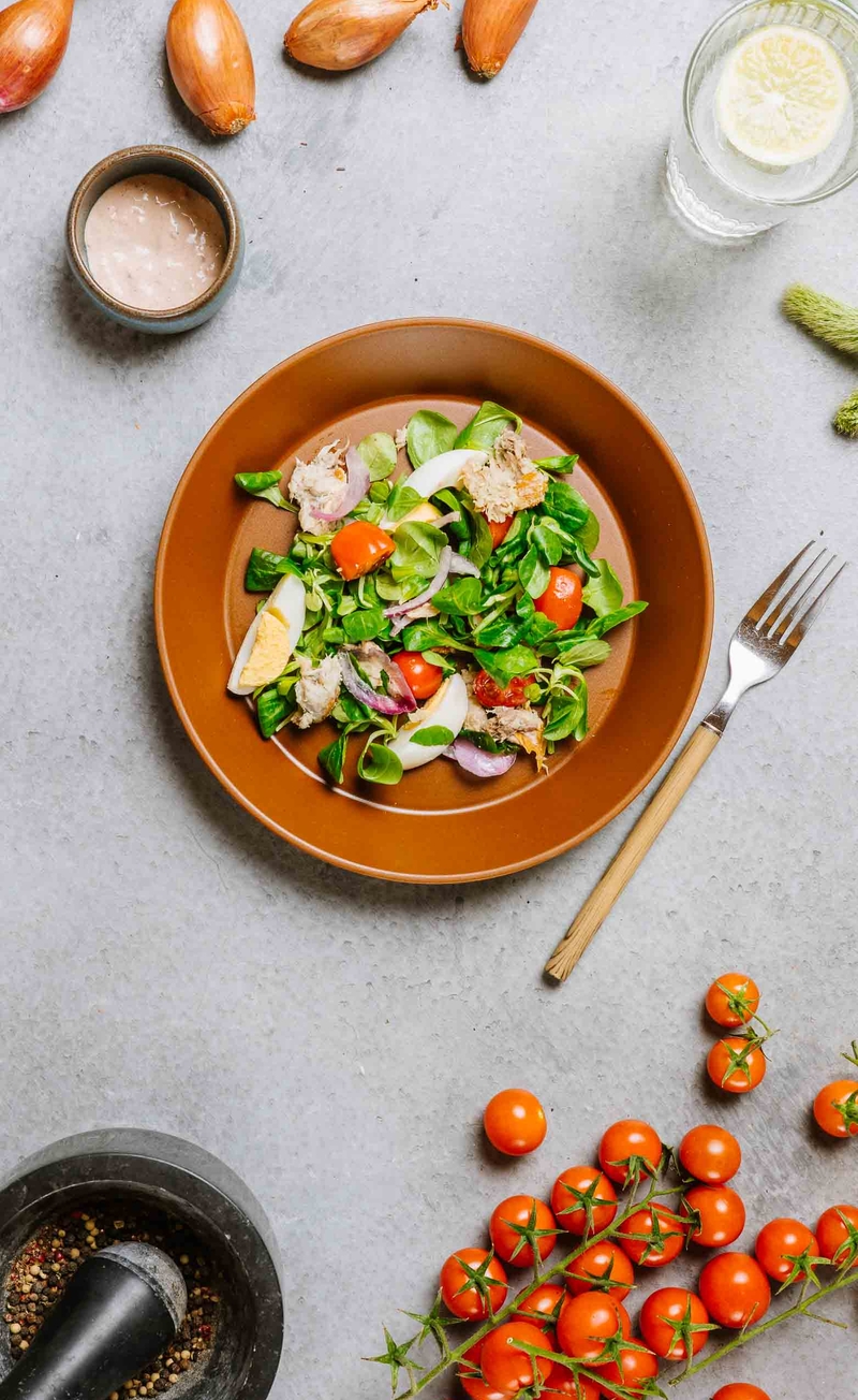 Keto sałatka z wędzoną makrelą i jajkiem, sos majonezowy