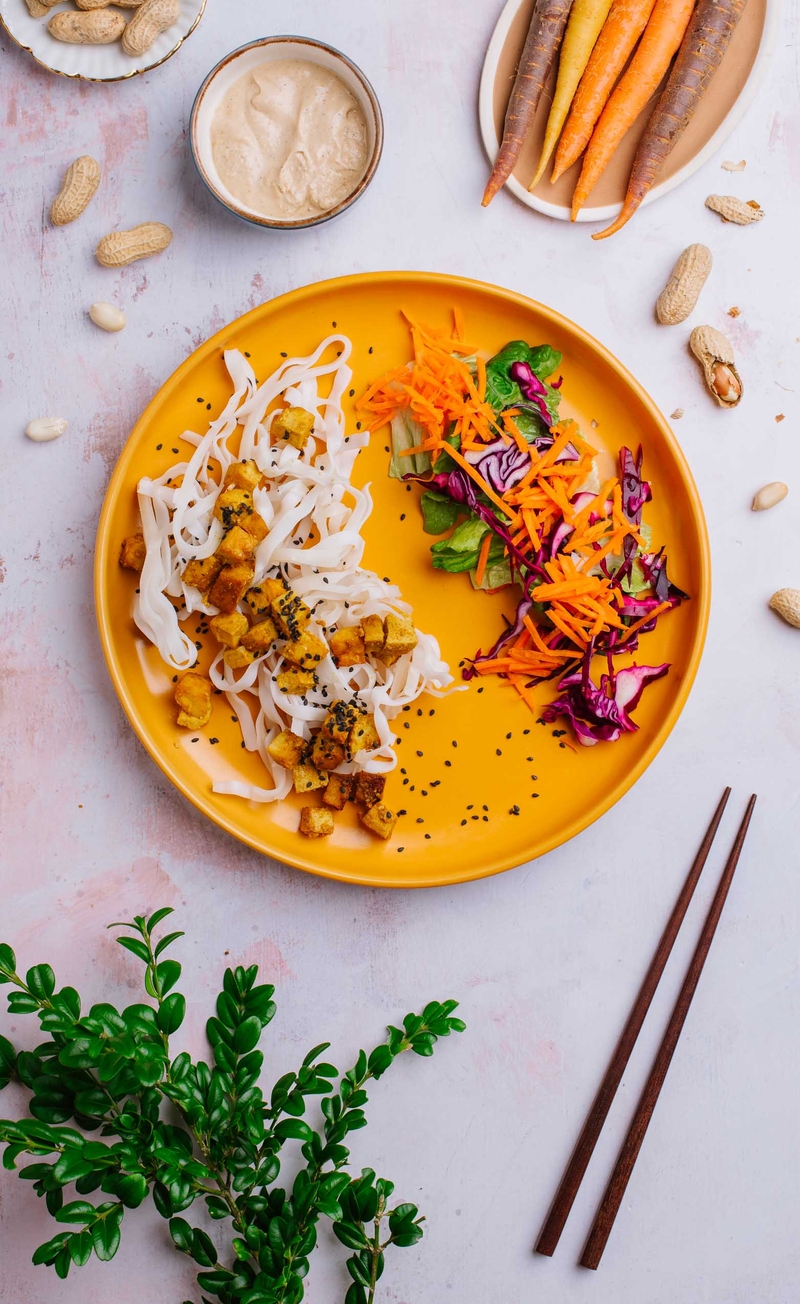Azjatycki bowl z tofu, makaronem ryżowym i chrupiącymi warzywami, sos orzechowy