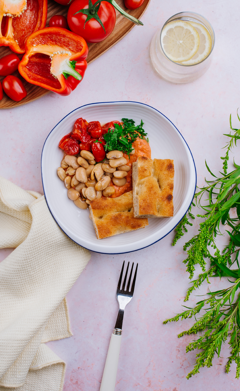 Pikantna pieczona fasolka jumbo z ndują, miksem pomidorków i mascarpone, foccacia
