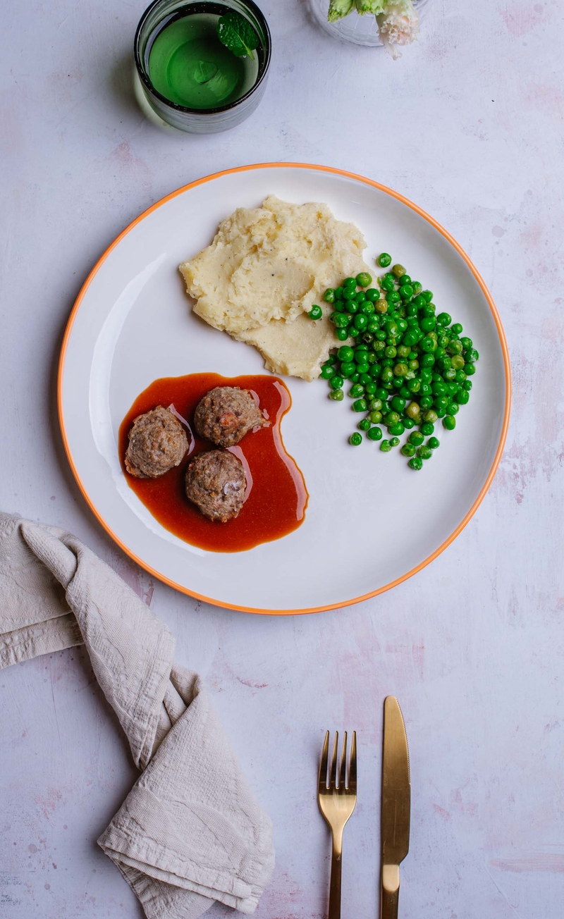 Klopsiki szwedzkie w sosie pieczeniowym, puree ziemniaczane, groszek z masełkiem