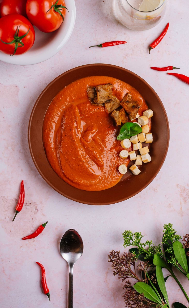 Pikantny krem pomidorowy z wege kurczakiem, śmietanką i chili, grzanki