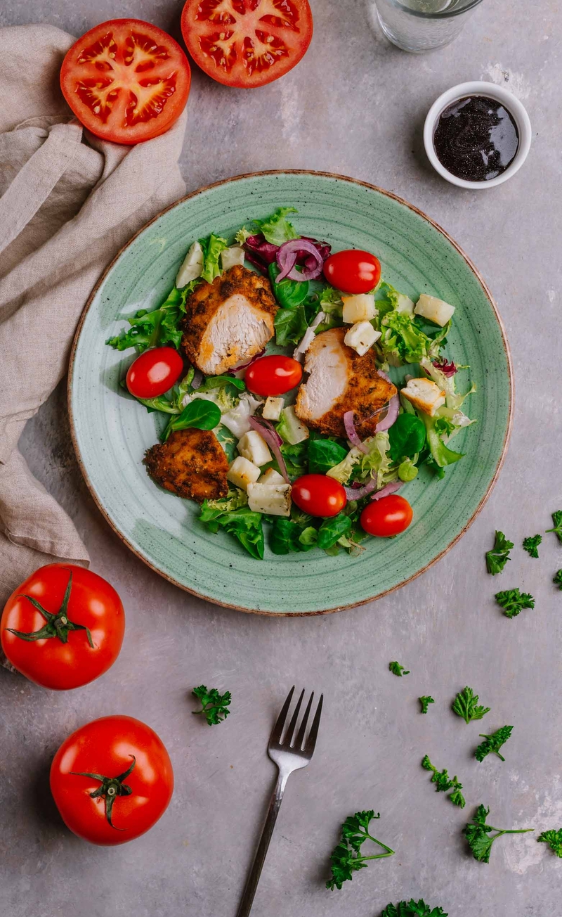 Sałatka z kurczakiem, grillowanym halloumi, czerwoną cebulą i pomidorkami, sos miodowo-balsamiczny