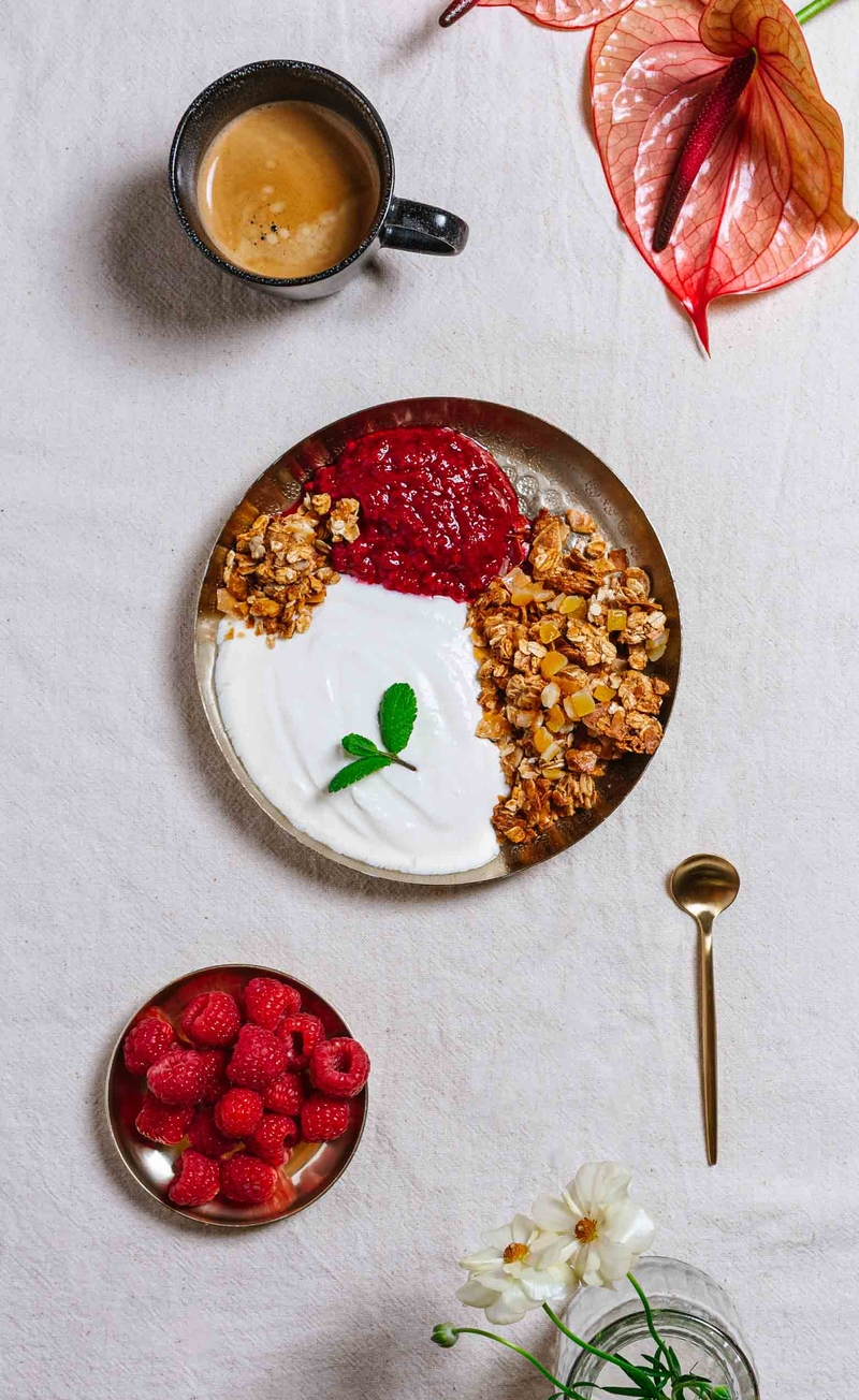 Owsiana granola pączek w maśle z płatkami migdałów i skórką pomarańczową, śmietankowy jogurt, mus malina-róża
