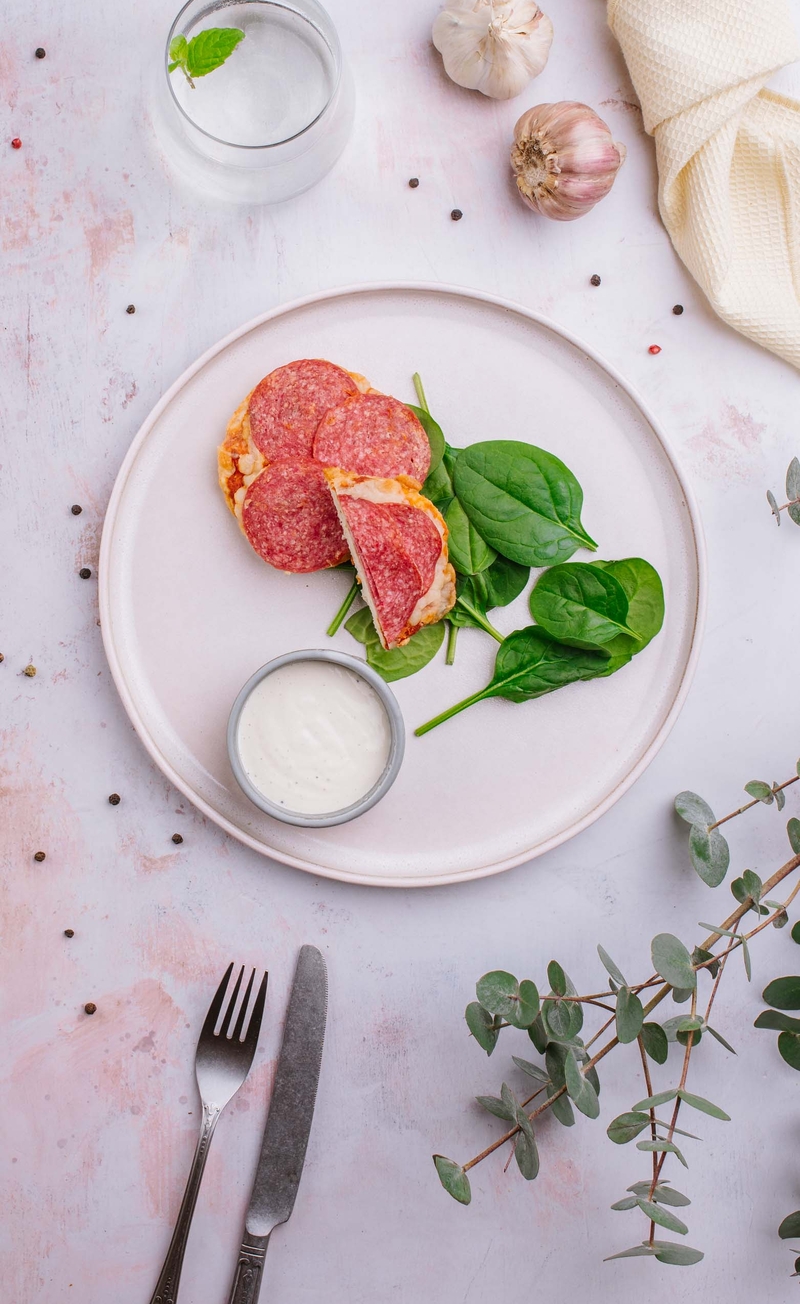 Keto mini pizza pepperoni, sos czosnkowy