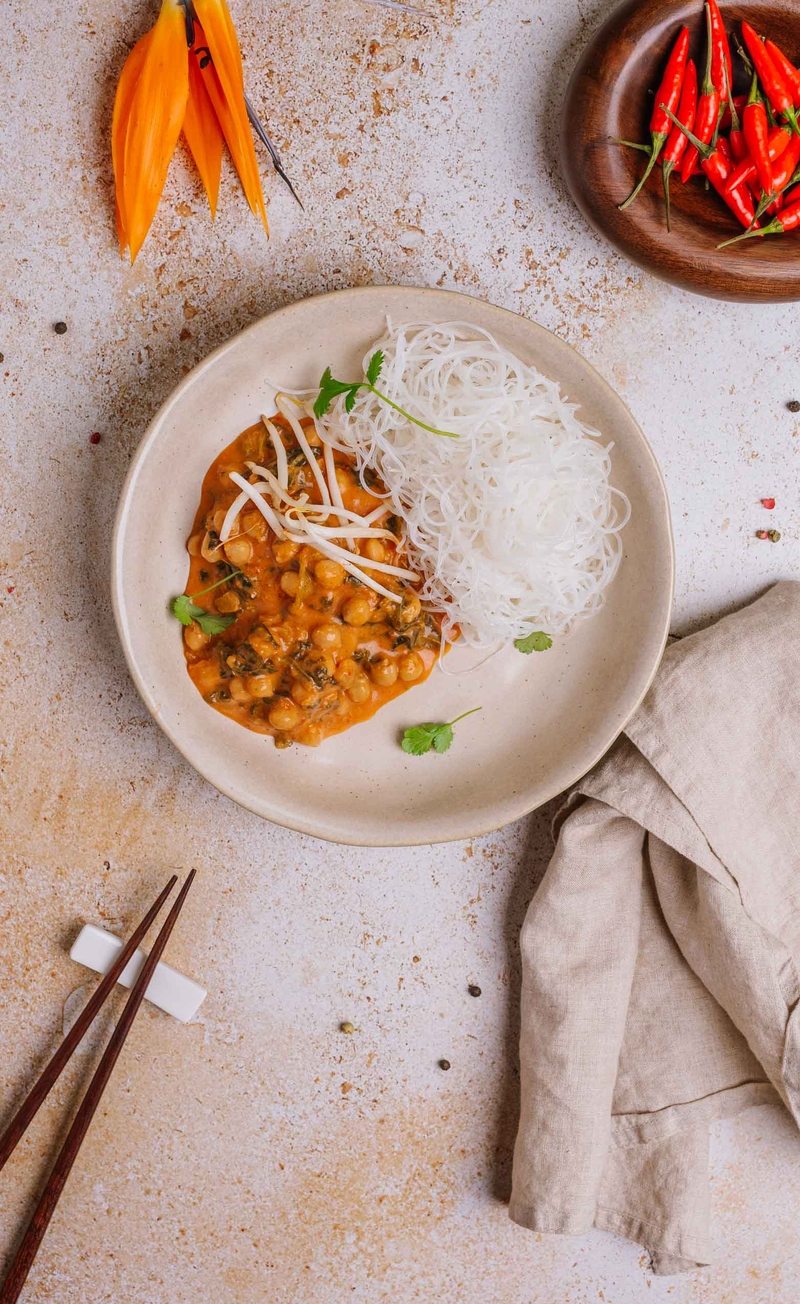 Tajskie curry z cieciorką w mleczku kokosowym, ze szpinakiem i kiełkami fasoli mung, makaron sojowy
