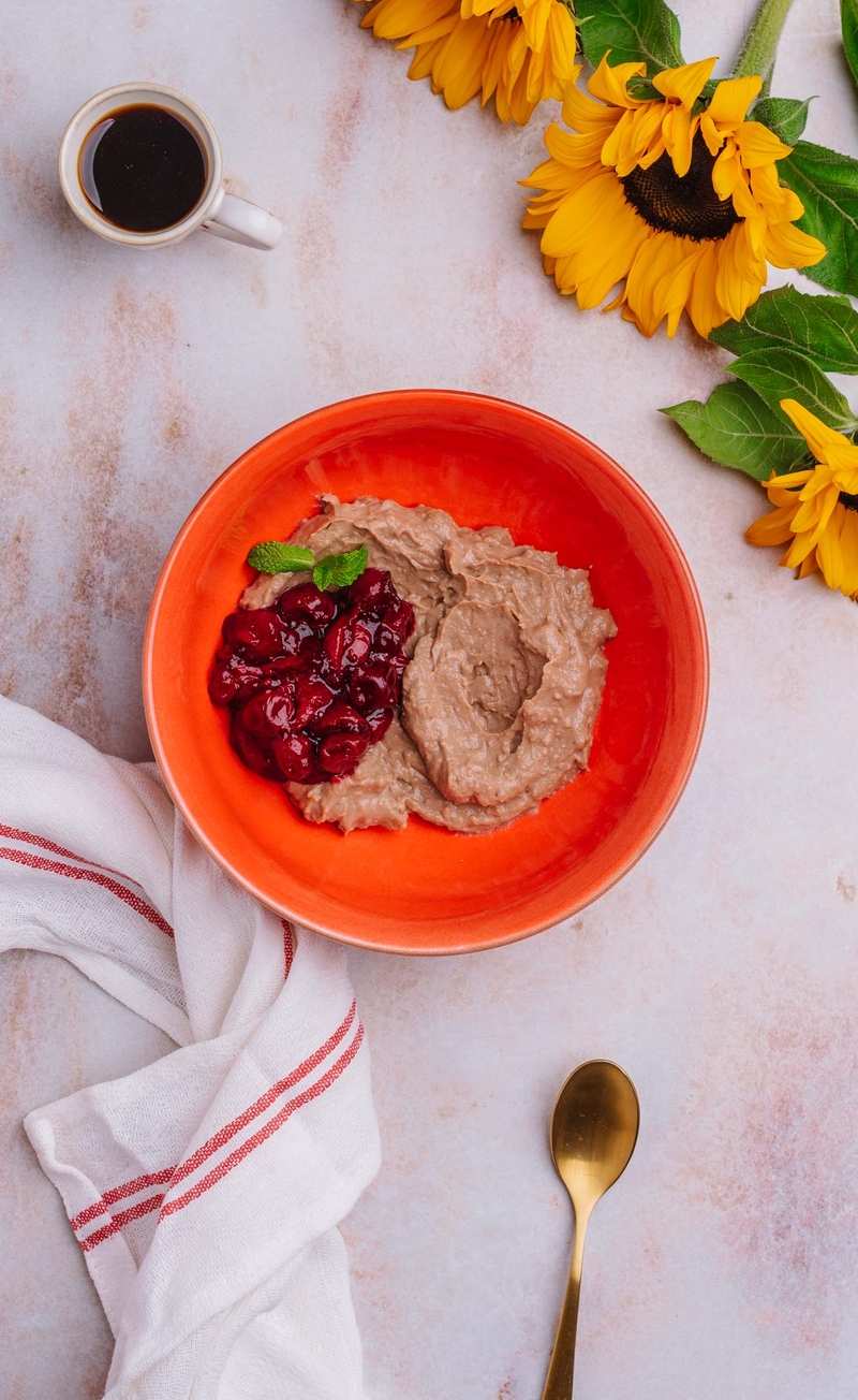 Proteinowy budyń czekoladowy, konfitura wiśniowa bez cukru