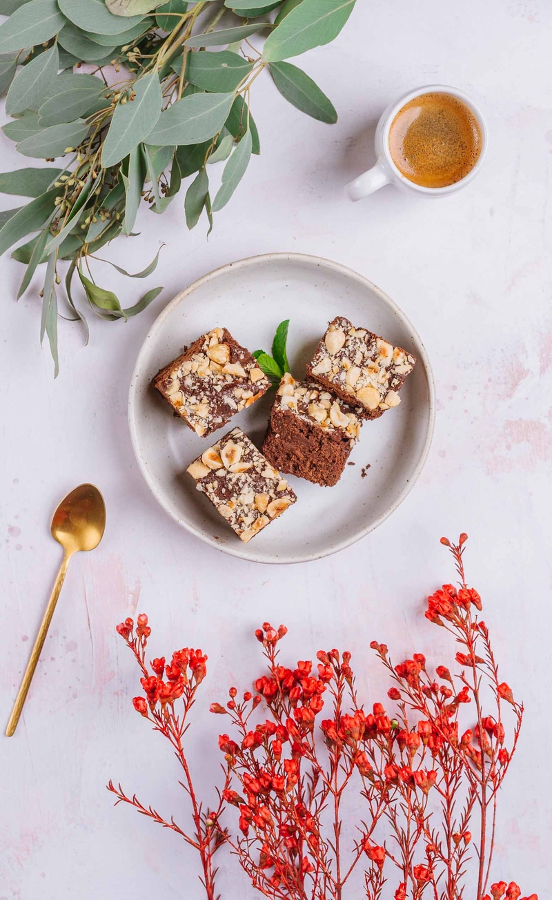 Proteinowe mini brownies z orzechami laskowymi