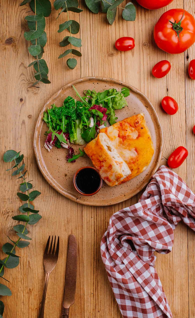 Klasyczna rzymska pizza z sosem pomidorowym, mozarellą i bazylią, insalata fresca, krem balsamiczny