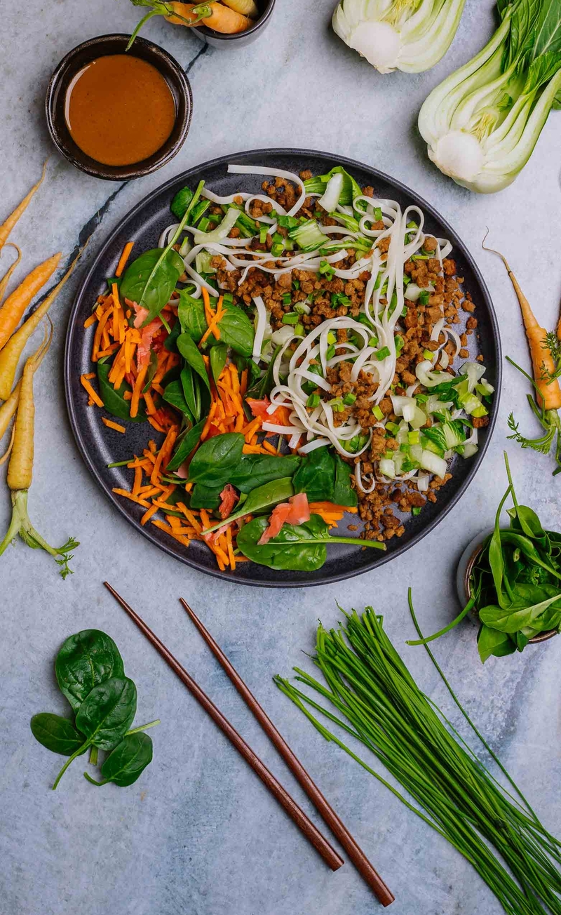 Roślinne dan dan noodles z wegańskim mięsem mielonym, kapustą pak choi i imbirem
