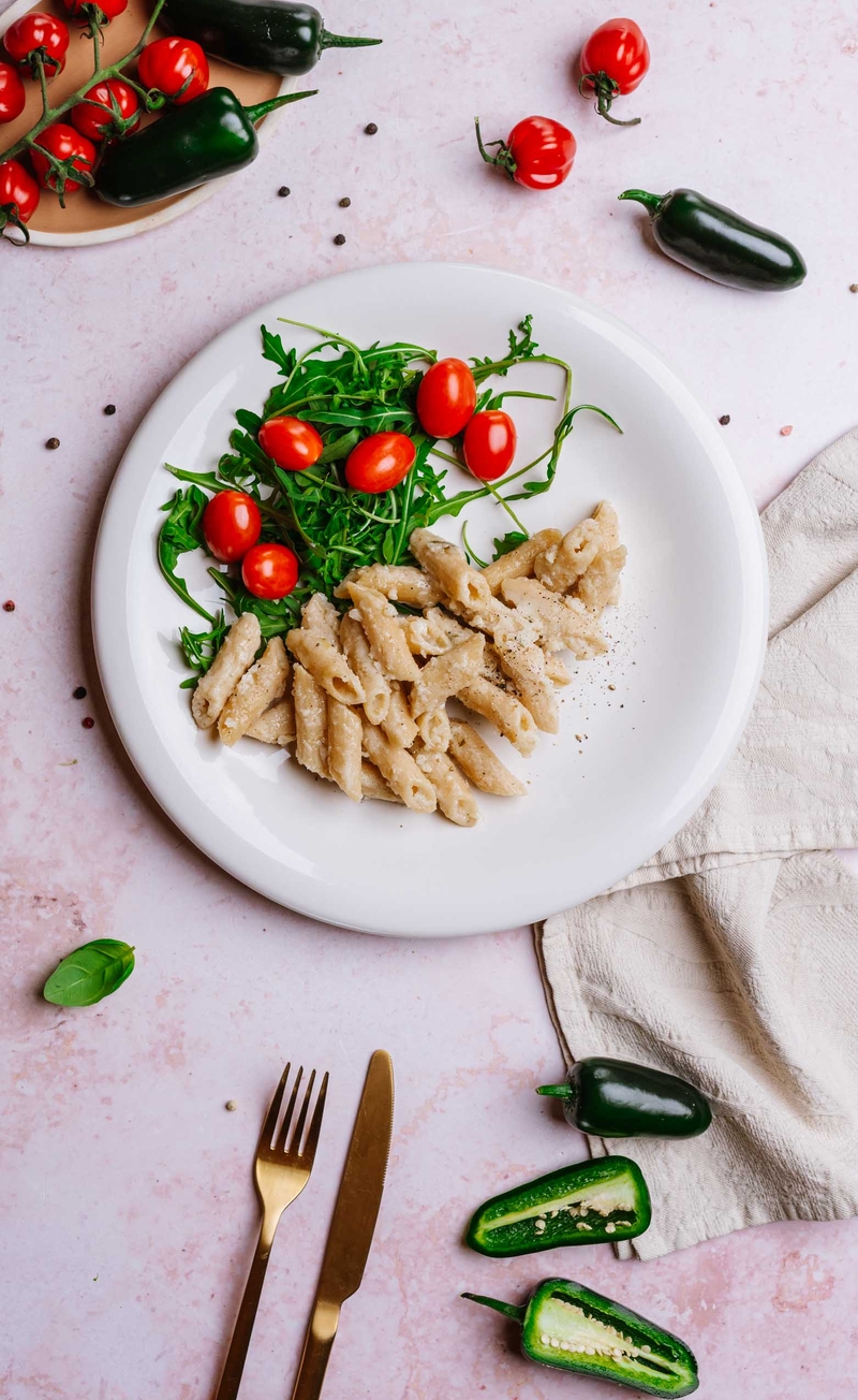 Pełnoziarnisty makaron mac and cheese z cheddarem, parmezanem i jalapeno