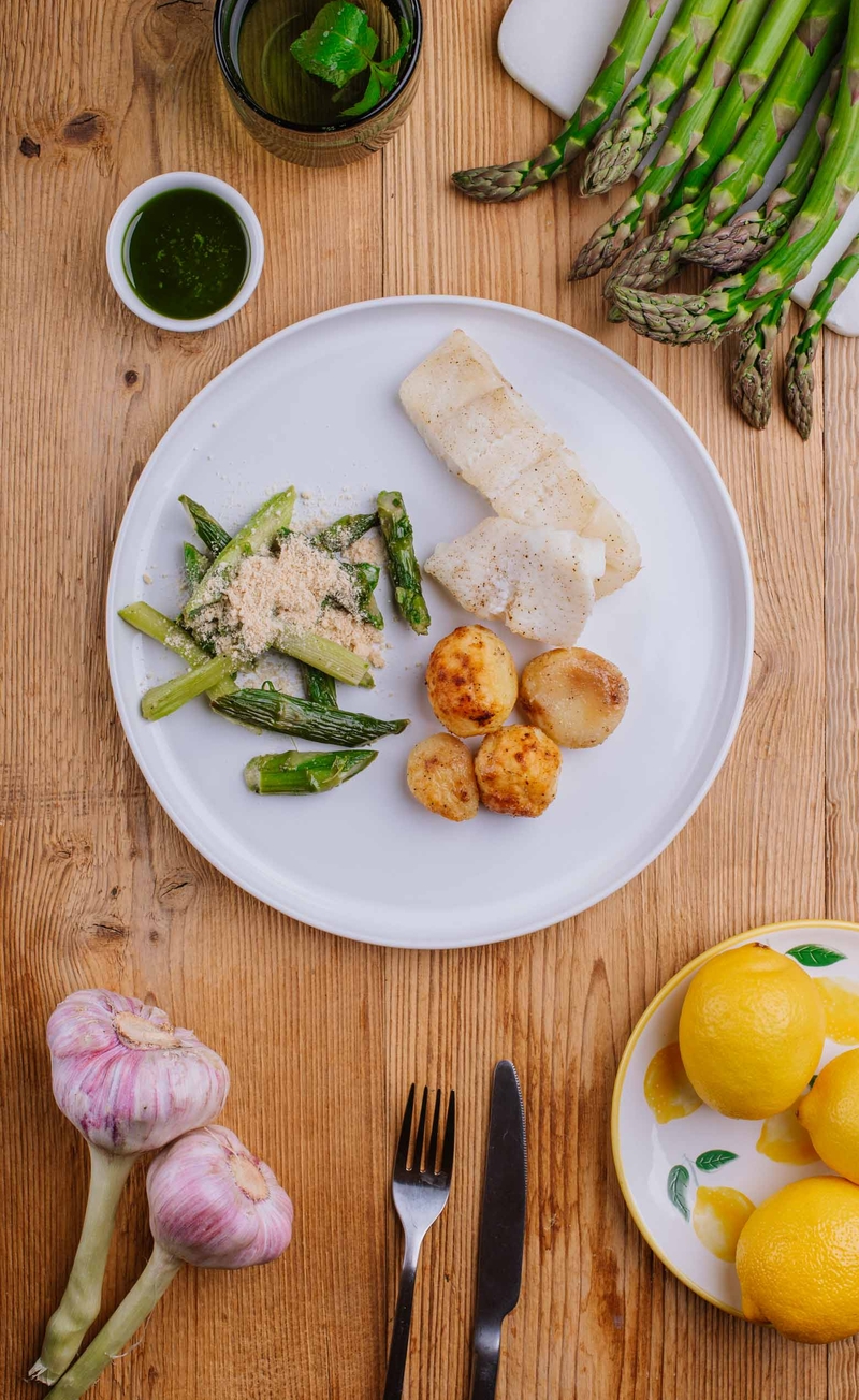 Halibut z ziołowo-cytrusowym sosem Salmoriglio, szparagi z roślinnym parmezanem, opiekane ziemniaki