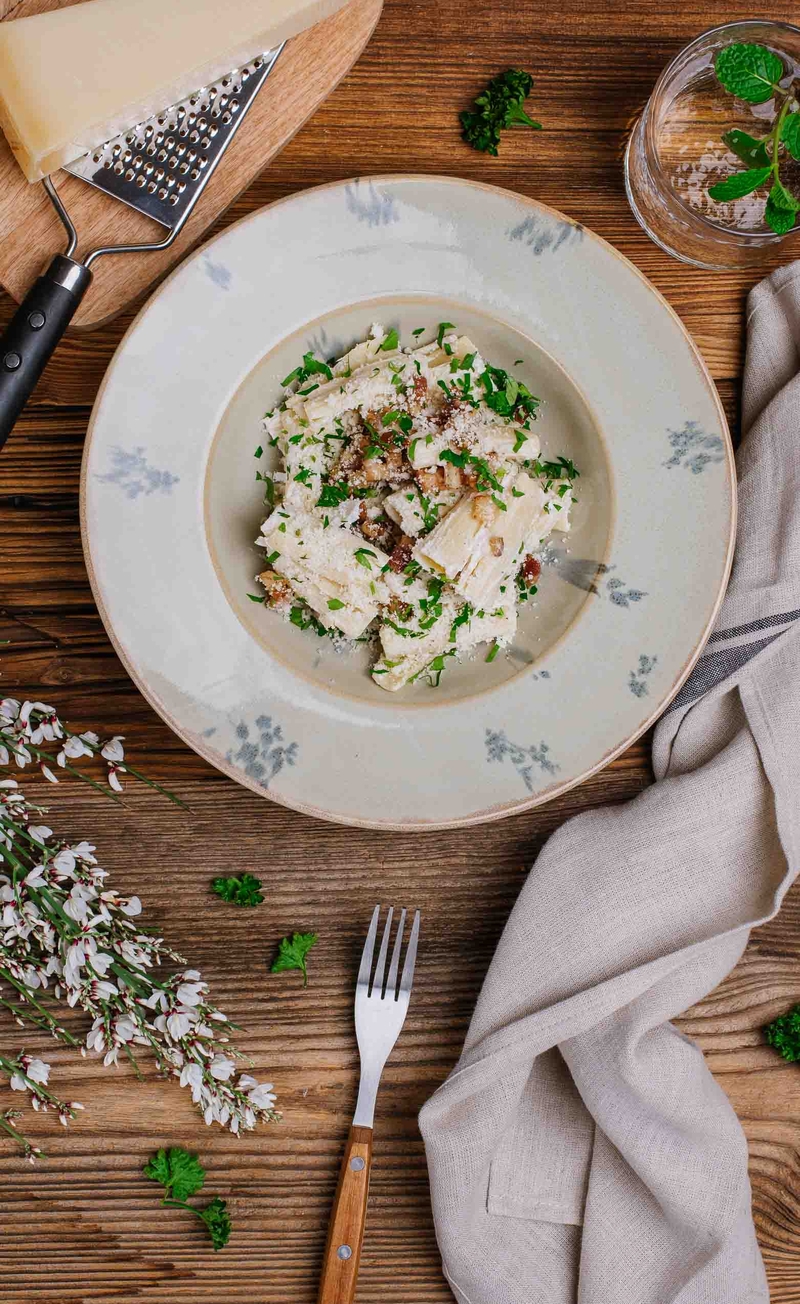 Carbonara z makaronem rigatoni, guanciale i Pecorino Romano