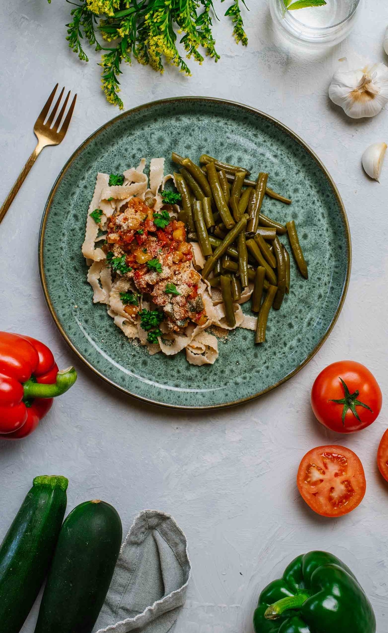 BEAUTY_Pasta primavera - lekki makaron z cukinią, fasolką, papryką, pomidorami w delikatnym sosie z oliwy, czosnku i bazylii z dodatkiem wegańskiego parmezanu