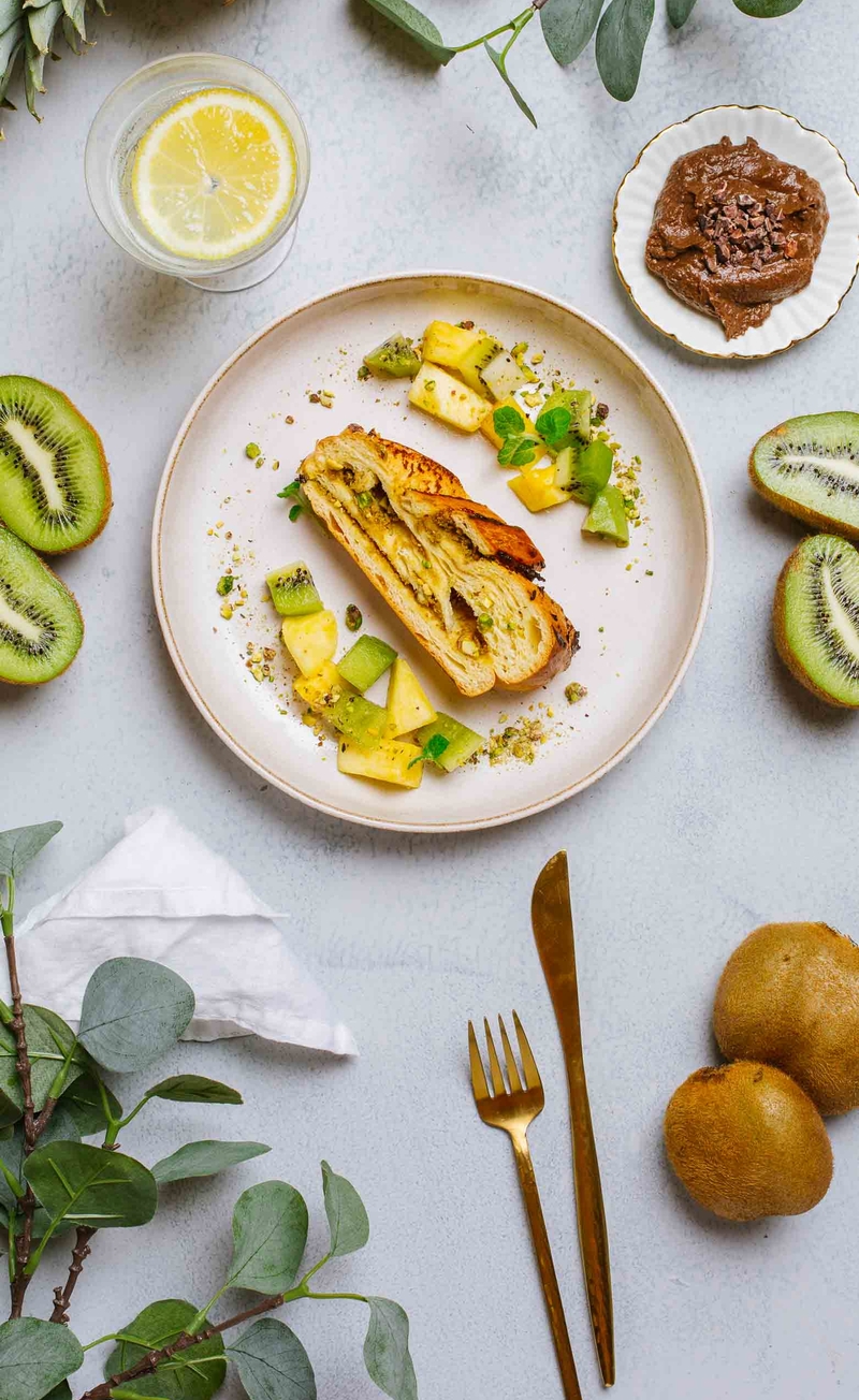 Krantz z twarożkiem pistacjowym, sos czekoladowo-karmelowy z solą himalajską, ananas z kiwi