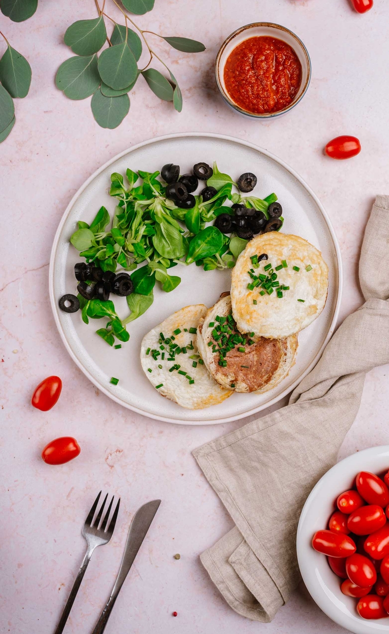 Mini omlet białkowy z wegańskim pepperoni, mozzarellą i oliwkami, sos pomidorowy bez cukru