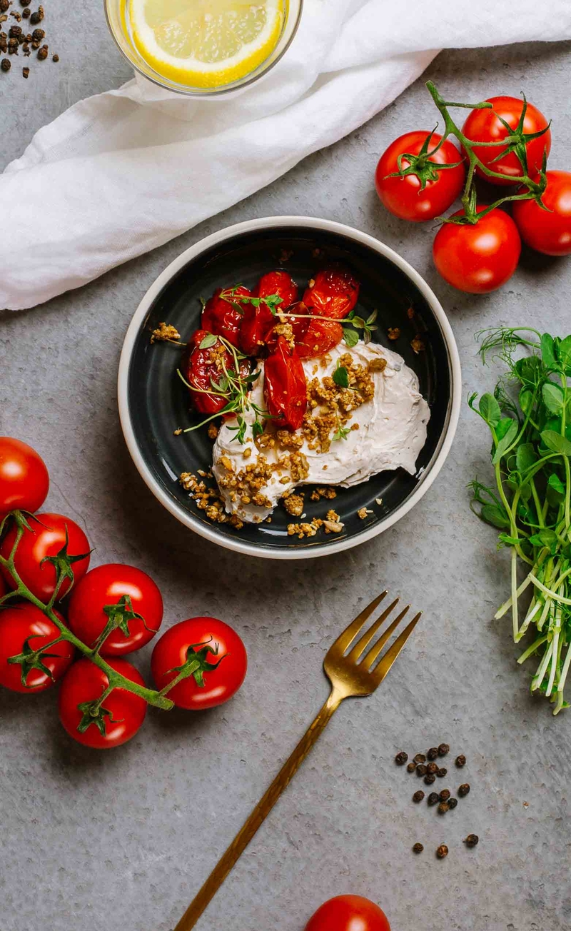 Keto dip z serka labneh z dukkah, pieczone pomidorki