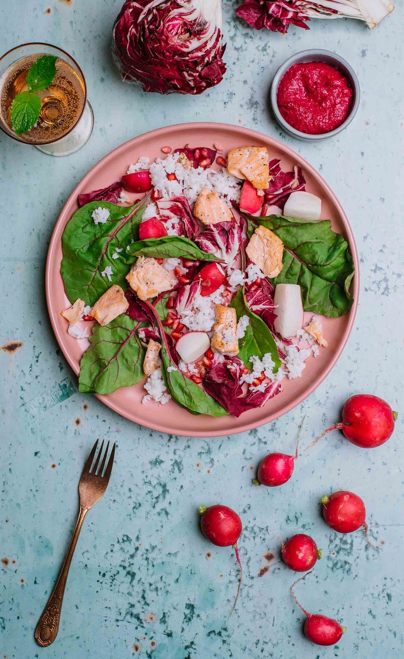Mix młodych listków z pieczonym łososiem, ryżem basmati, rzodkiewką, radicchio i granatem, soczyście różowe pesto z buraczków
