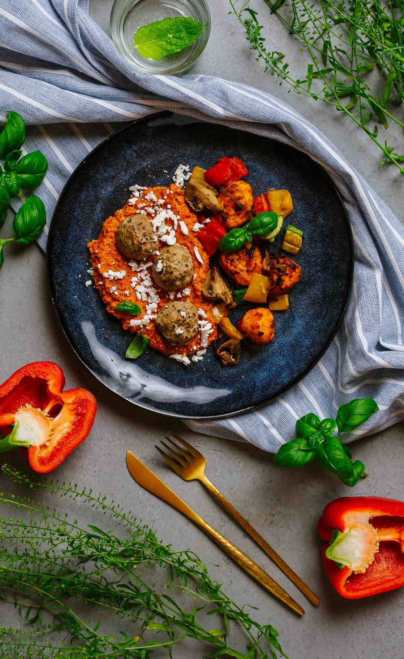 Kotleciki wieprzowe z serem manouri w sosie pomidorowo-paprykowym, patatas bravas z pieczonymi warzywami