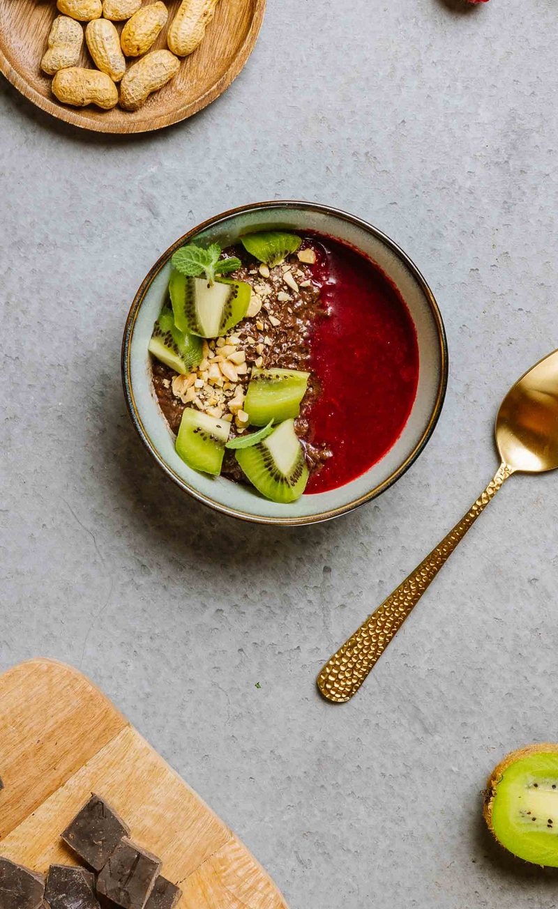 Czekoladowy keto pudding chia z masłem orzechowym, mus malinowy, kiwi