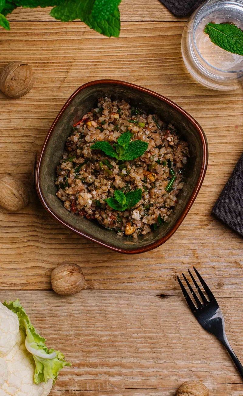 Keto tabbouleh kalafiorowy z orzechami i oliwą
