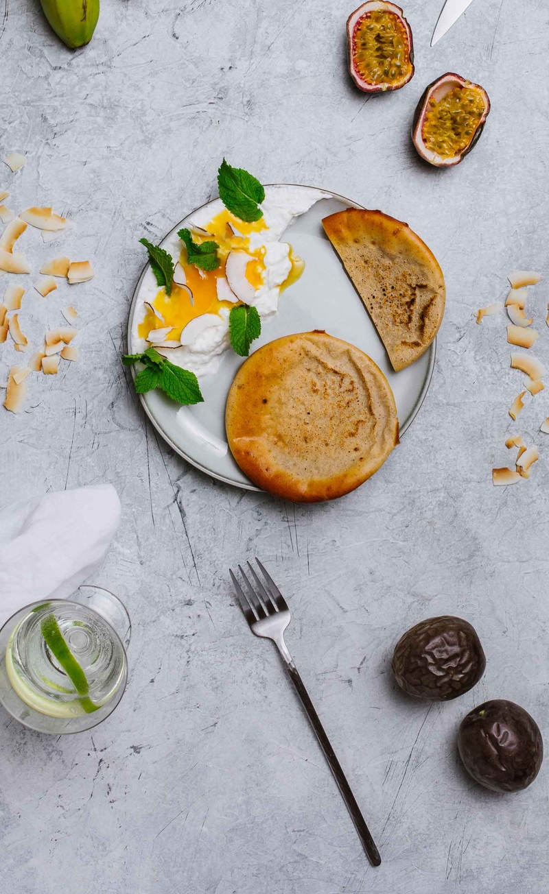 Pancakes bananowe, twarożek kokosowy z marakują