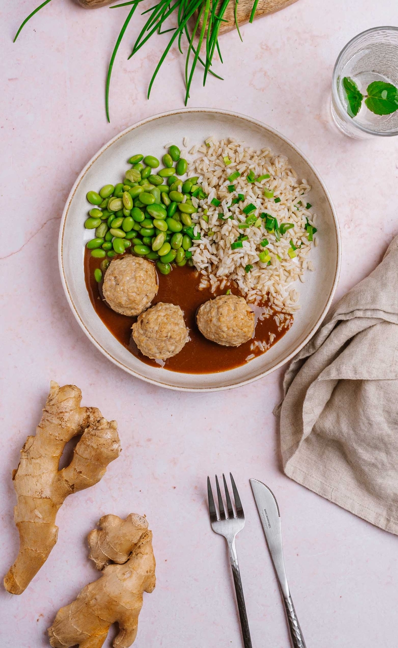 Japońskie kotleciki Tsukune z kurczaka z imbirem i sezamem, ryż brązowy, fasolka edamame z solą