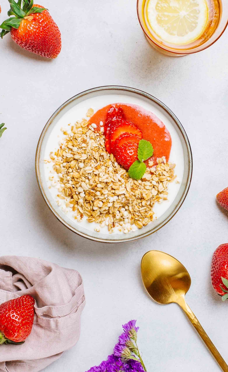 Miodowa granola z migdałami i preparowanymi ziarnami, jogurt waniliowy, mus truskawkowy