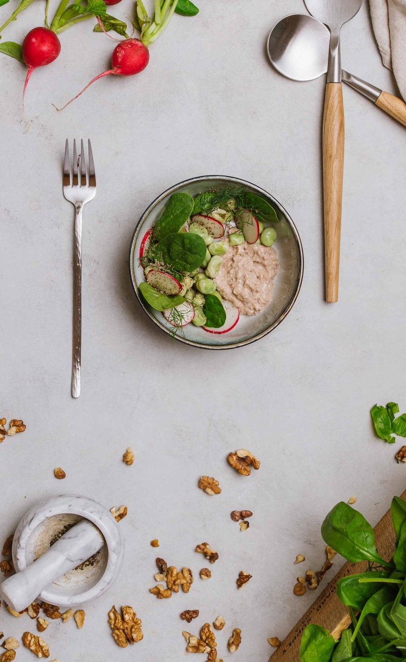 Sałatka z bobem, rzodkiewką i pesto z prażonej cebulki i orzechów włoskich