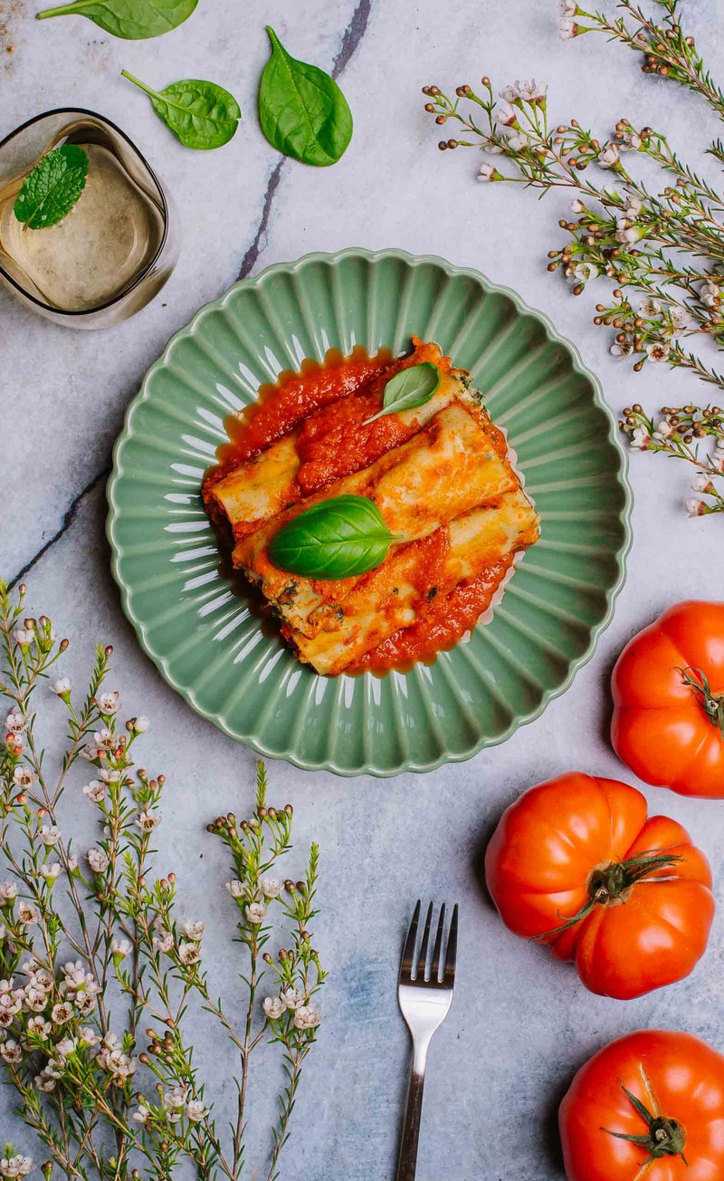 Cannelloni nadziewane szpinakiem, brokułami i mozzarellą w sosie pomidorowym