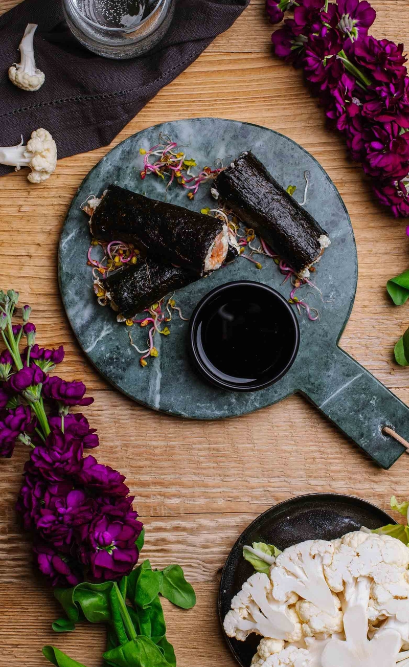 Keto sushi roll z kalafiorowym ryżem, ogórkiem i wędzonym łososiem, sos sojowy