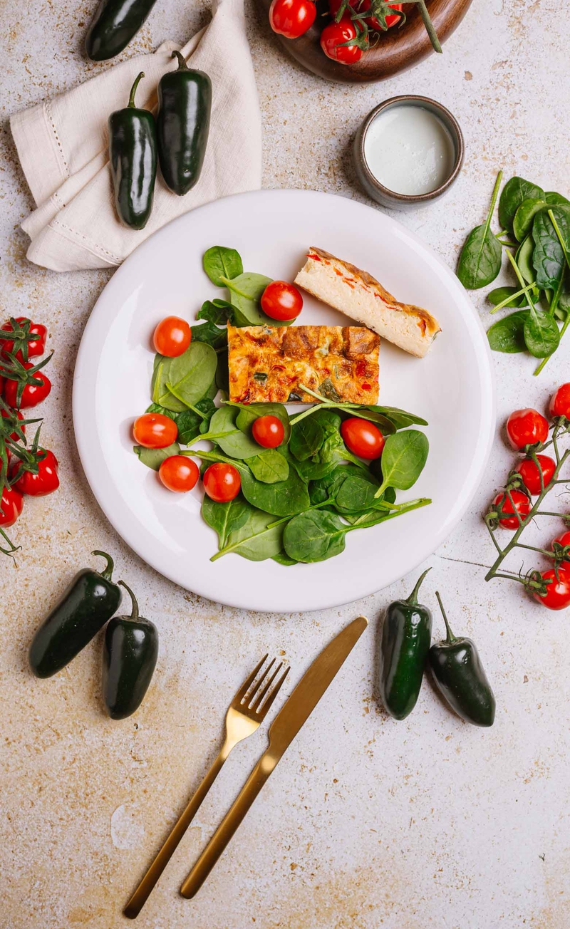 Fritatta z serem cheddar, papryką i cukinią, jogurtowy sos z jalapeno, świeże warzywa